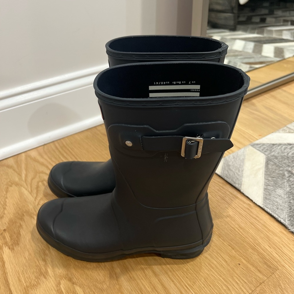 Gently used womens original short Hunter rain boots, matte, navy blue. Like new!